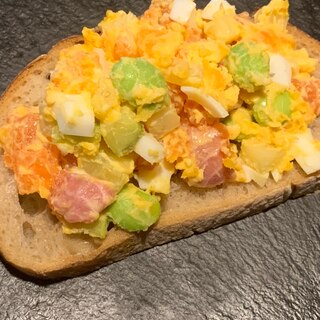 青森海峡サーモンと夏野菜のタルタルサンド